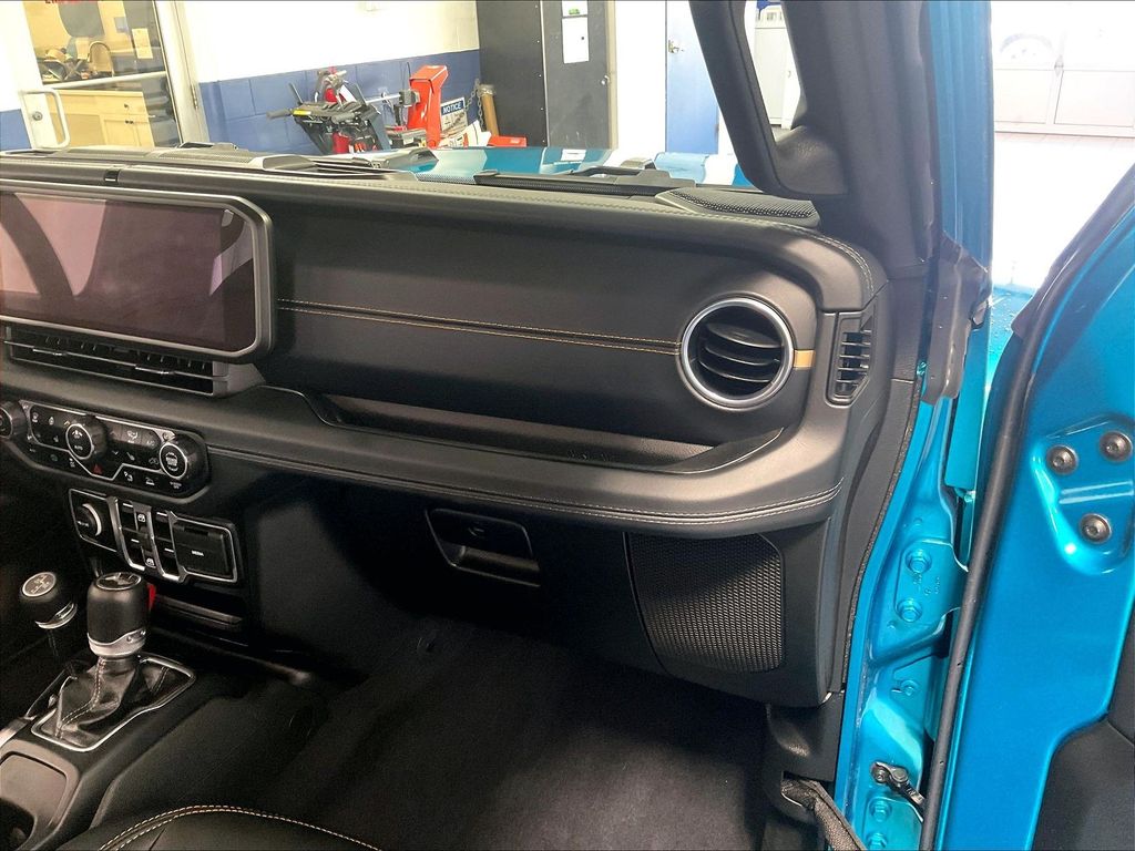 2024 Jeep Wrangler — photo 13