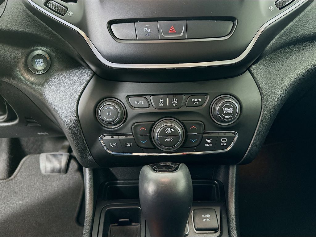 Thumbnail: 2019 Jeep Cherokee - 15