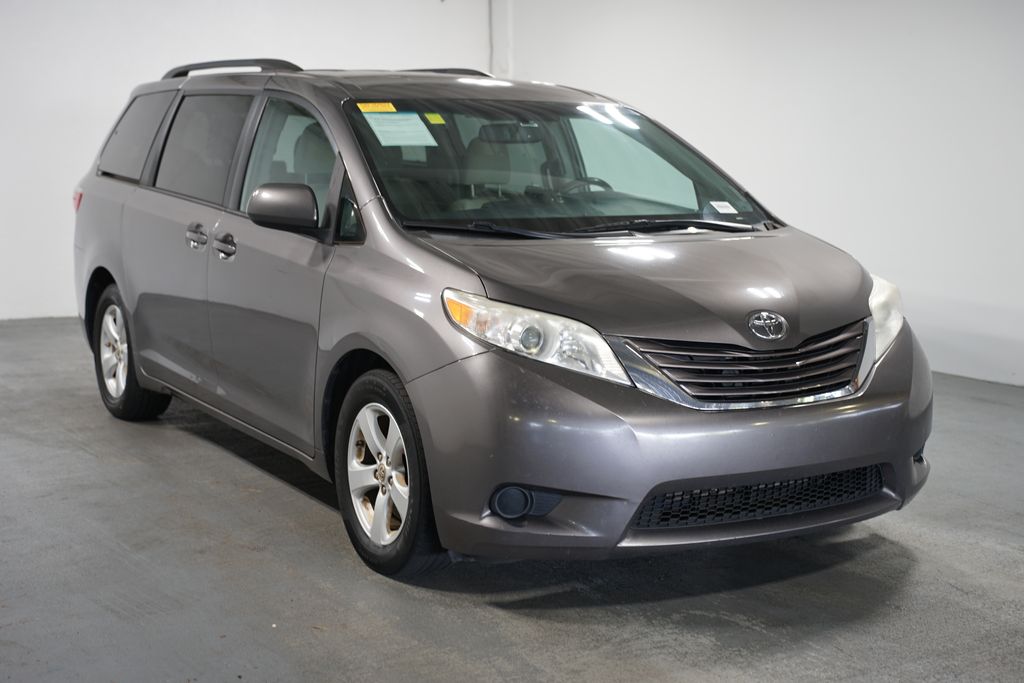 Thumbnail: 2017 Toyota Sienna - 3