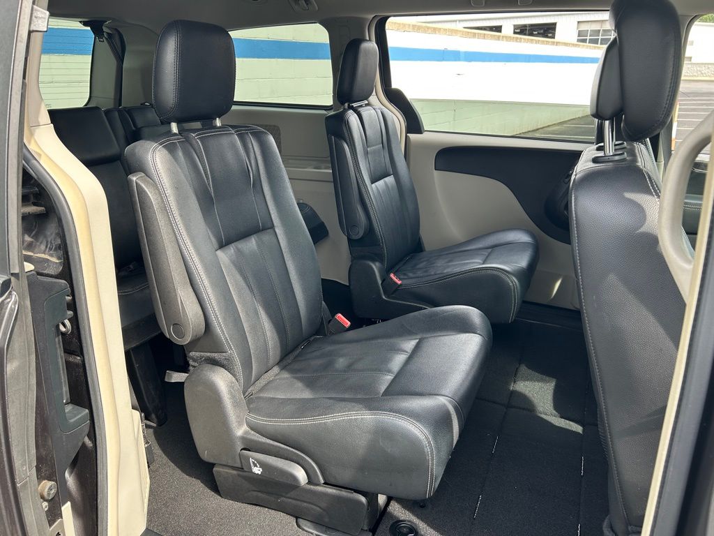 Thumbnail: 2016 Chrysler Town & Country - 22