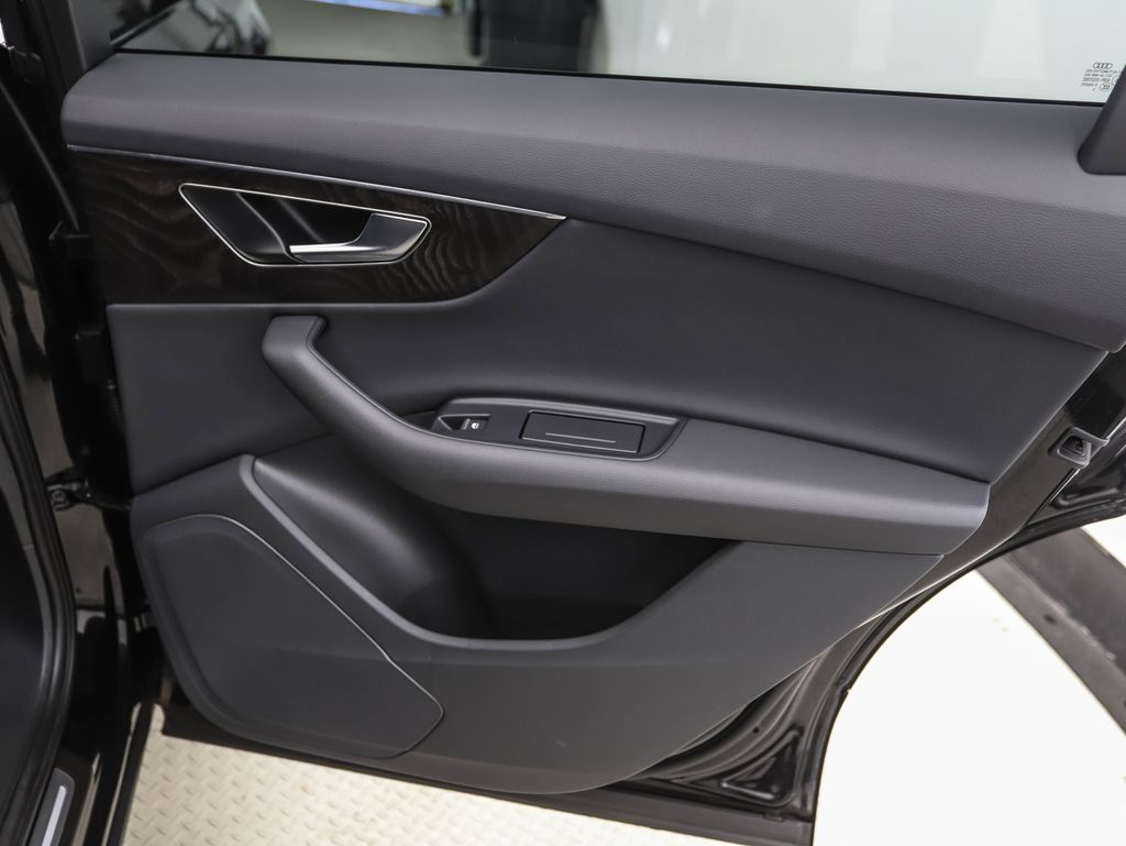 Thumbnail: 2024 Audi Q7 - 24