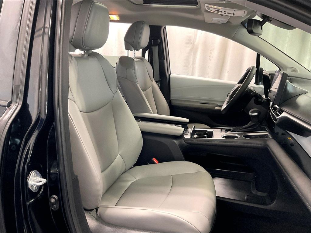 2025 Toyota Sienna — photo 11