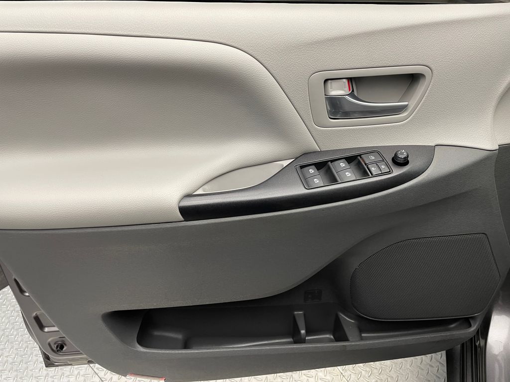 Thumbnail: 2017 Toyota Sienna - 9