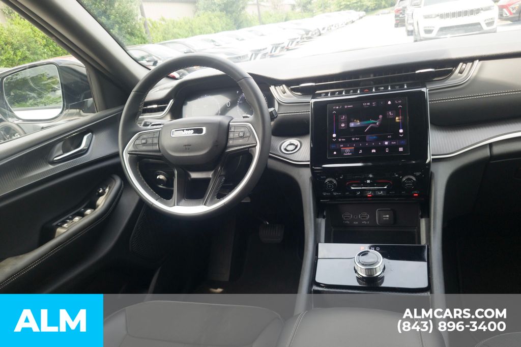 Used 2025 White Jeep Altitude image 22