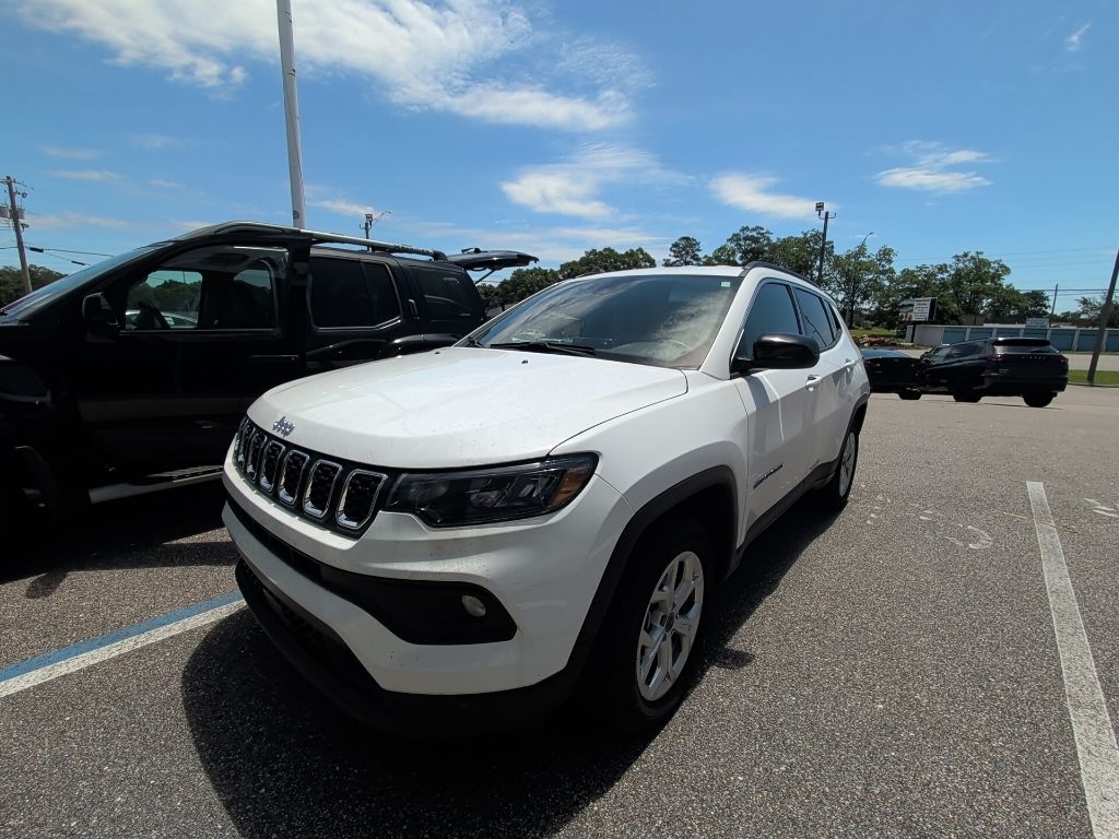 Bright White Clearcoat 2025 Jeep Compass Latitude 4WD SUV / Crossover Four-Wheel Drive 8-Speed Automatic