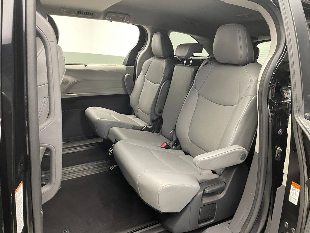 2023 Toyota Sienna XLE 16