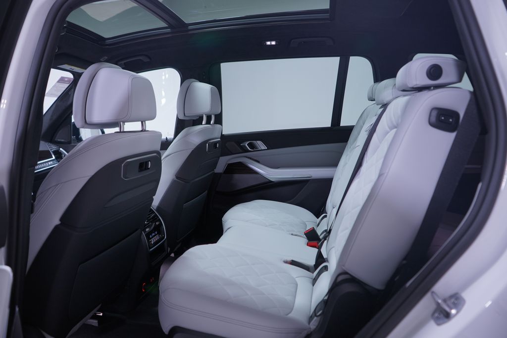 Thumbnail: 2026 BMW X7 - 9
