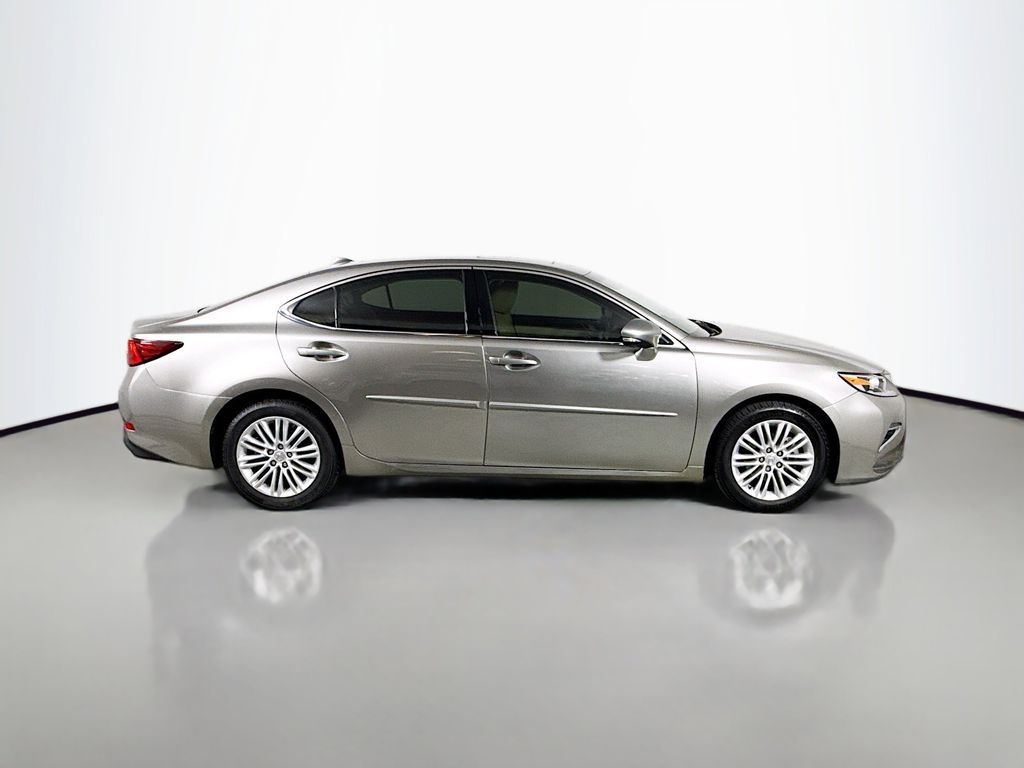 Thumbnail: 2017 Lexus ES - 4