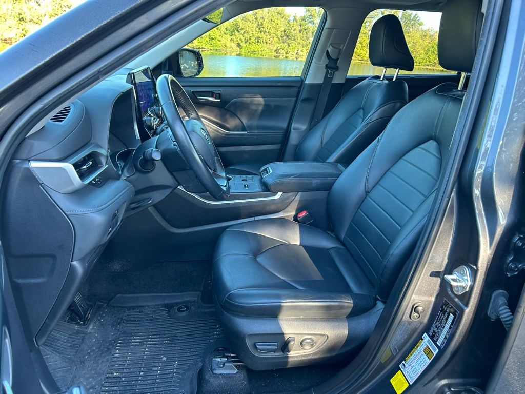 Thumbnail: 2023 Toyota Highlander - 15