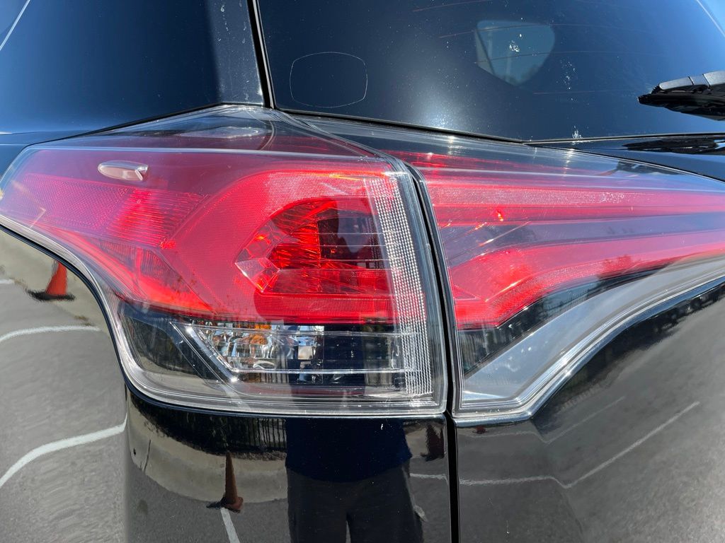 Thumbnail: 2018 Toyota RAV4 - 7