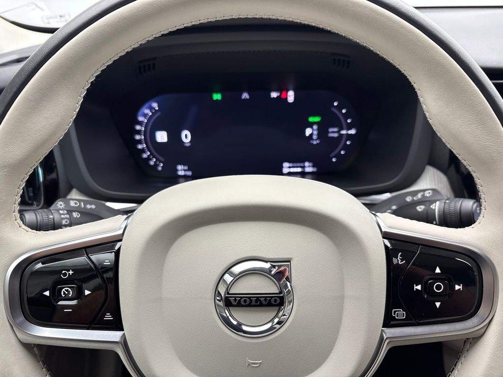 Thumbnail: 2024 Volvo XC60 - 32