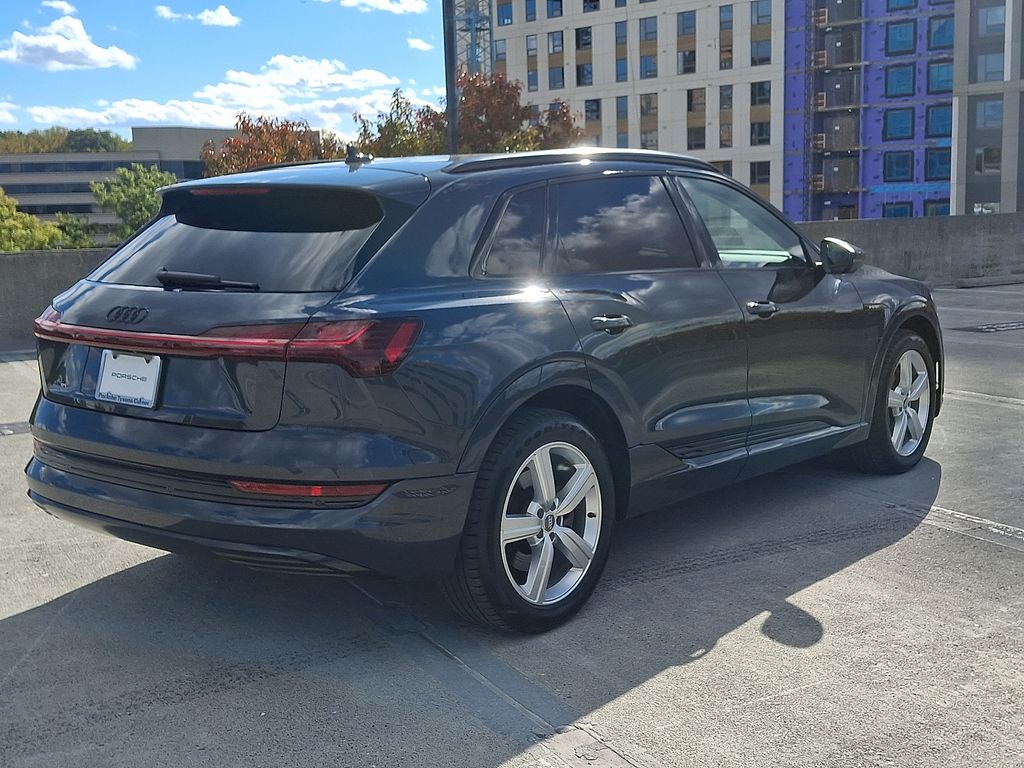 Thumbnail: 2019 Audi e-tron - 8
