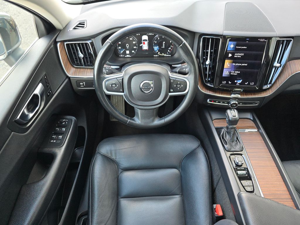 2021 Volvo XC60 T5 Momentum photo 11