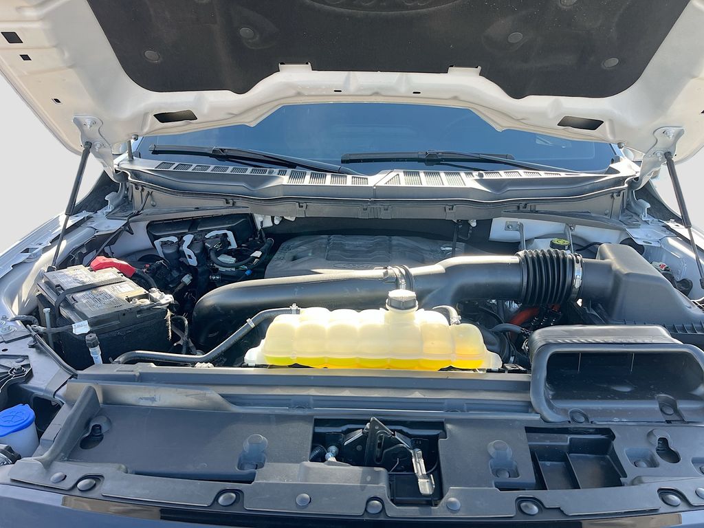 Used 2025 White Ford Lariat image 30