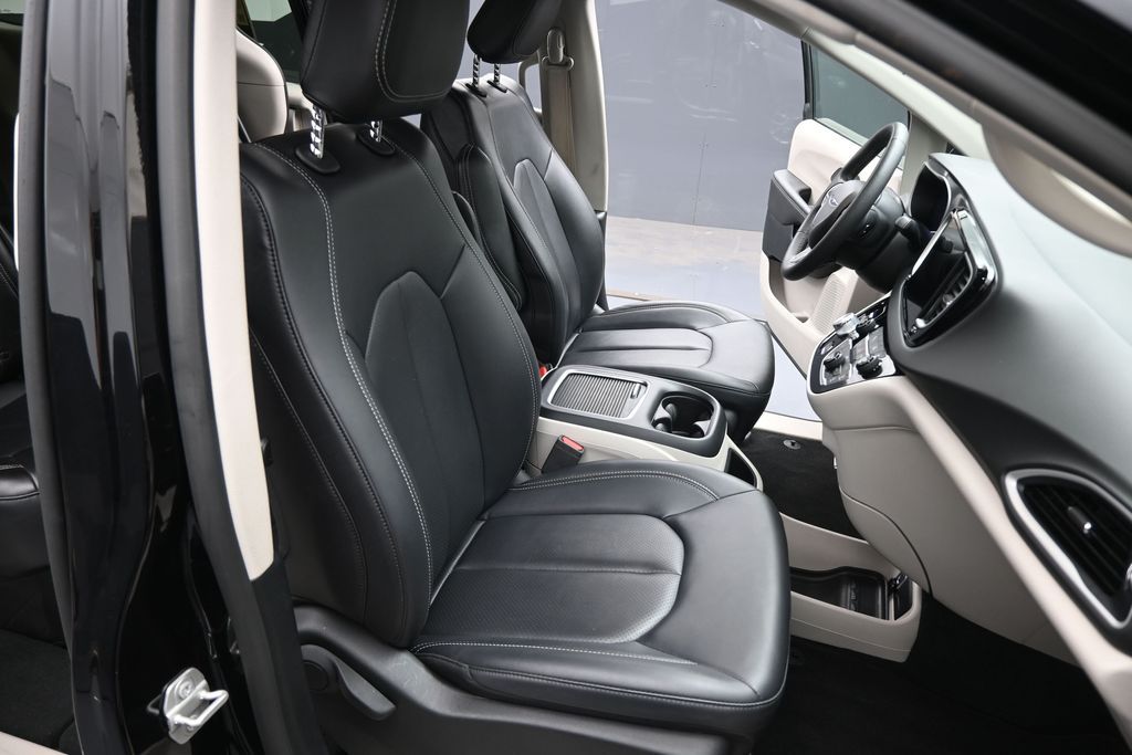 Used 2024 Chrysler Pacifica Van