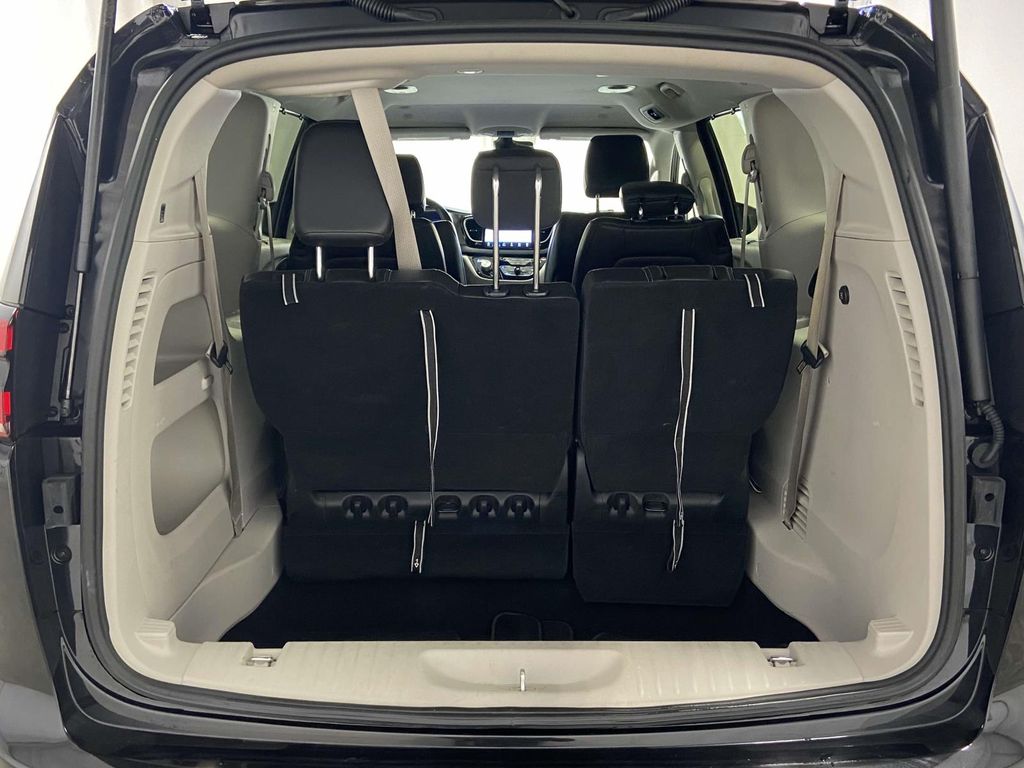 2023 Chrysler Pacifica Touring L photo 7