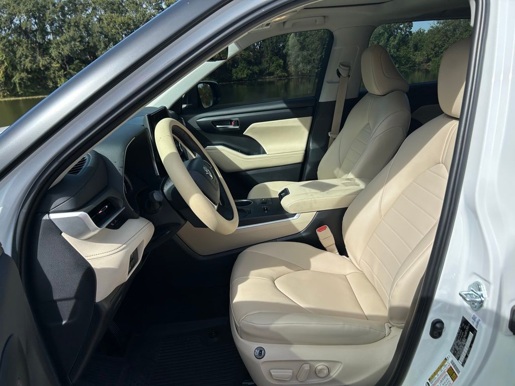 Thumbnail: 2025 Toyota Highlander - 15