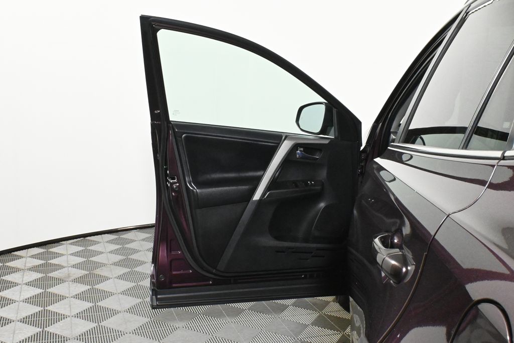 2018 Toyota RAV4 XLE 30