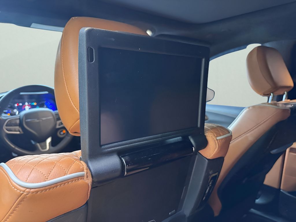 Used 2023 Brilliant Black Crystal Pearlcoat Chrysler Pinnacle image 9
