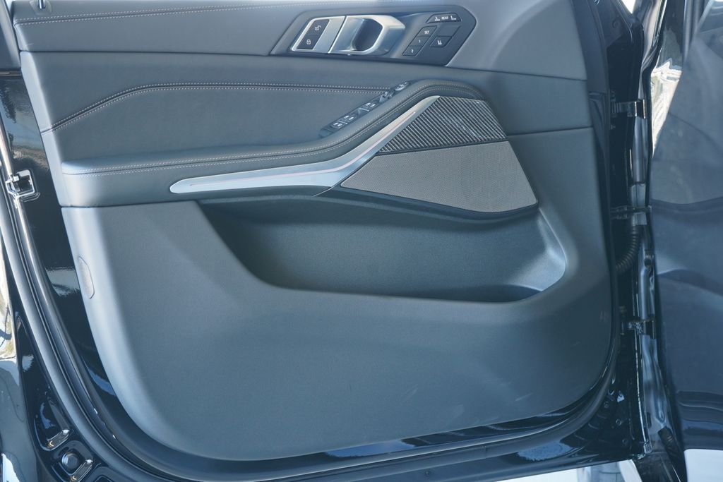 Thumbnail: 2026 BMW X7 - 10