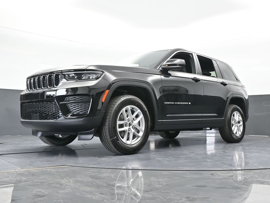 New 2026 Diamond Black Crystal Pearlcoat Jeep Laredo X image 53