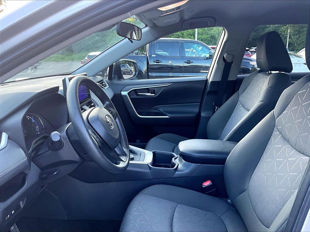 2025 Toyota RAV4 Hybrid — photo 4