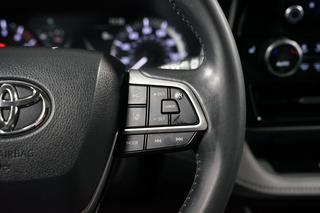 Thumbnail: 2023 Toyota Highlander - 13