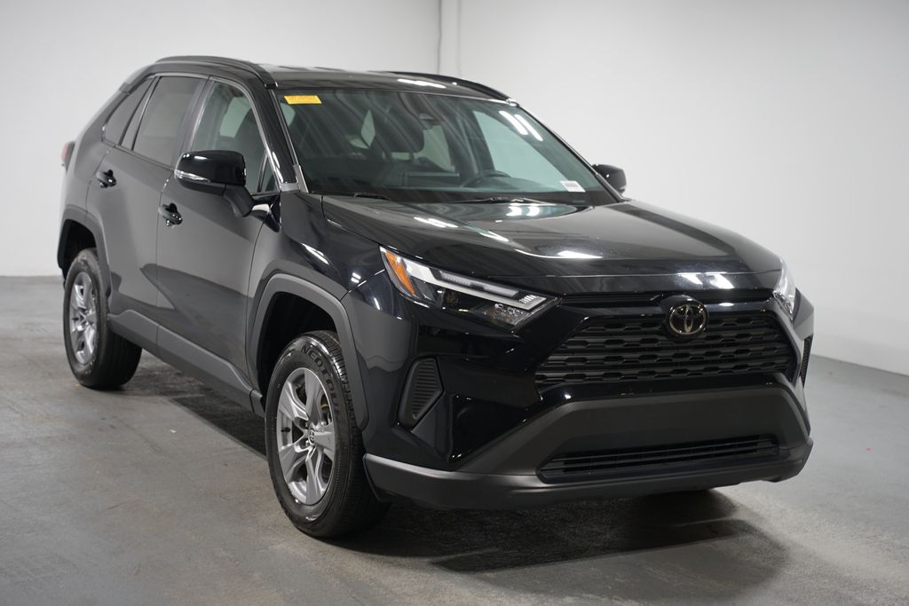 2023 Toyota RAV4 XLE 3