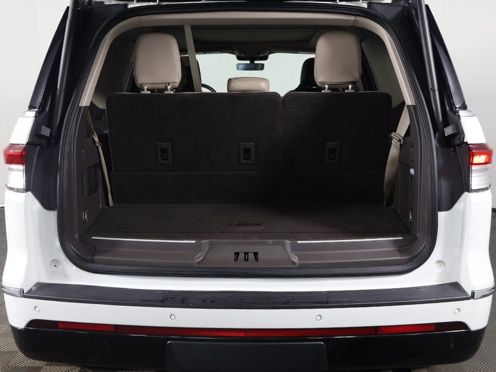 Used 2022 White Lincoln Reserve image 26