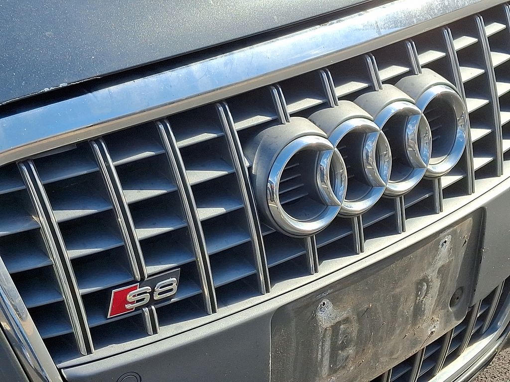Thumbnail: 2007 Audi S8 - 4