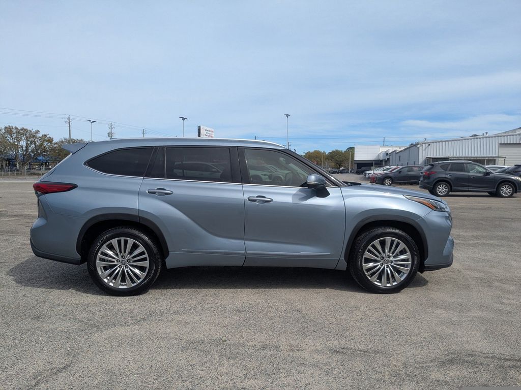 2023 Toyota Highlander Hybrid Platinum