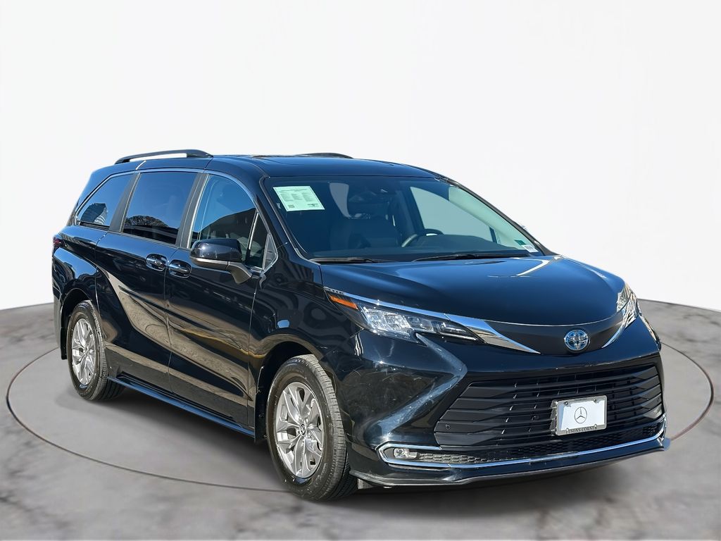 2022 Toyota Sienna XLE 3