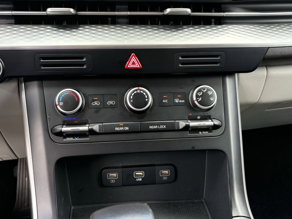 Used 2024 Snow White Pearl Kia LX image 19