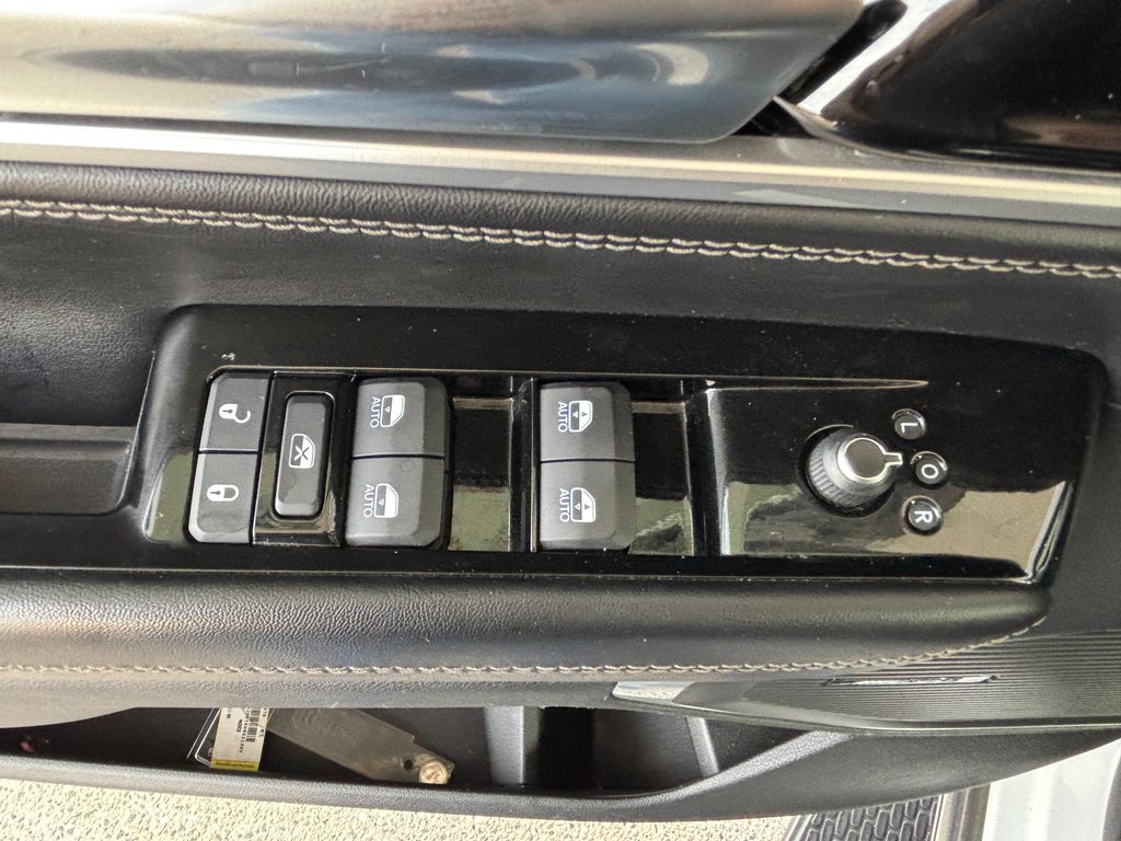 Thumbnail: 2022 Jeep Wagoneer - 27