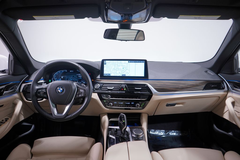 Thumbnail: 2023 BMW 5 Series - 10