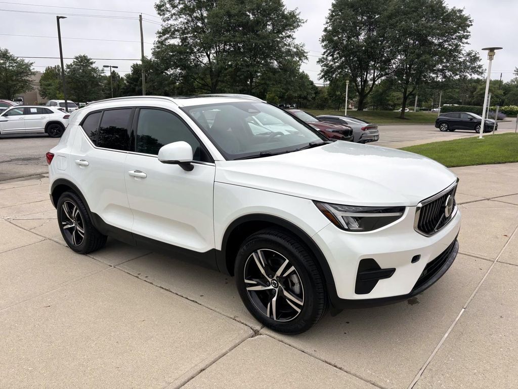 2025 Volvo XC40 B5 Core Bright Theme AWD
