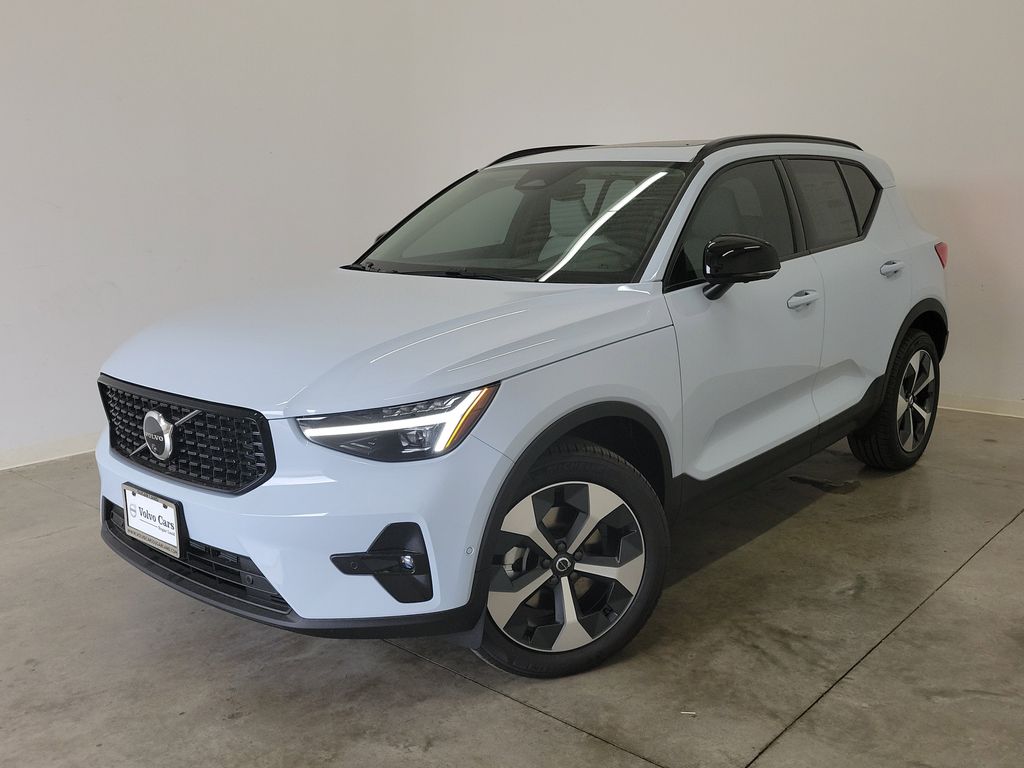 White (Cloud) 2026 Volvo XC40 B5 Plus AWD SUV / Crossover All-Wheel Drive Automatic