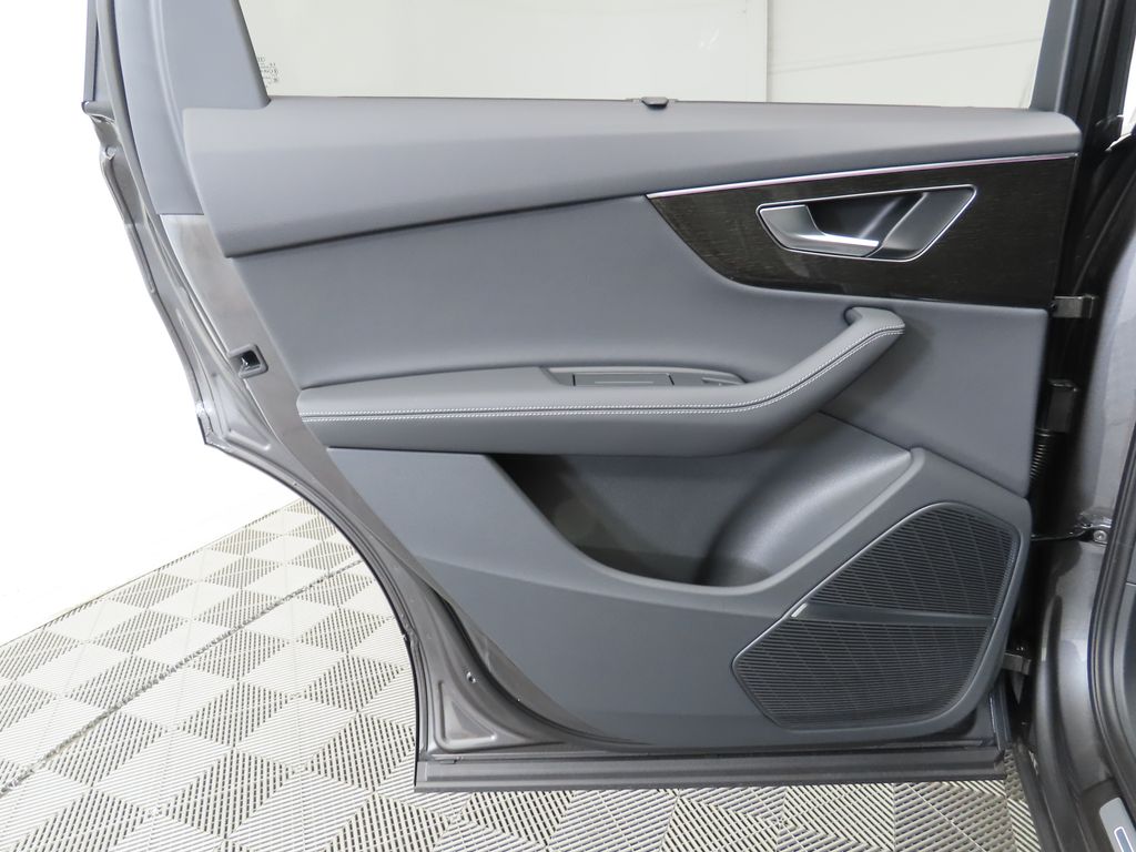2025 Audi Q7  28