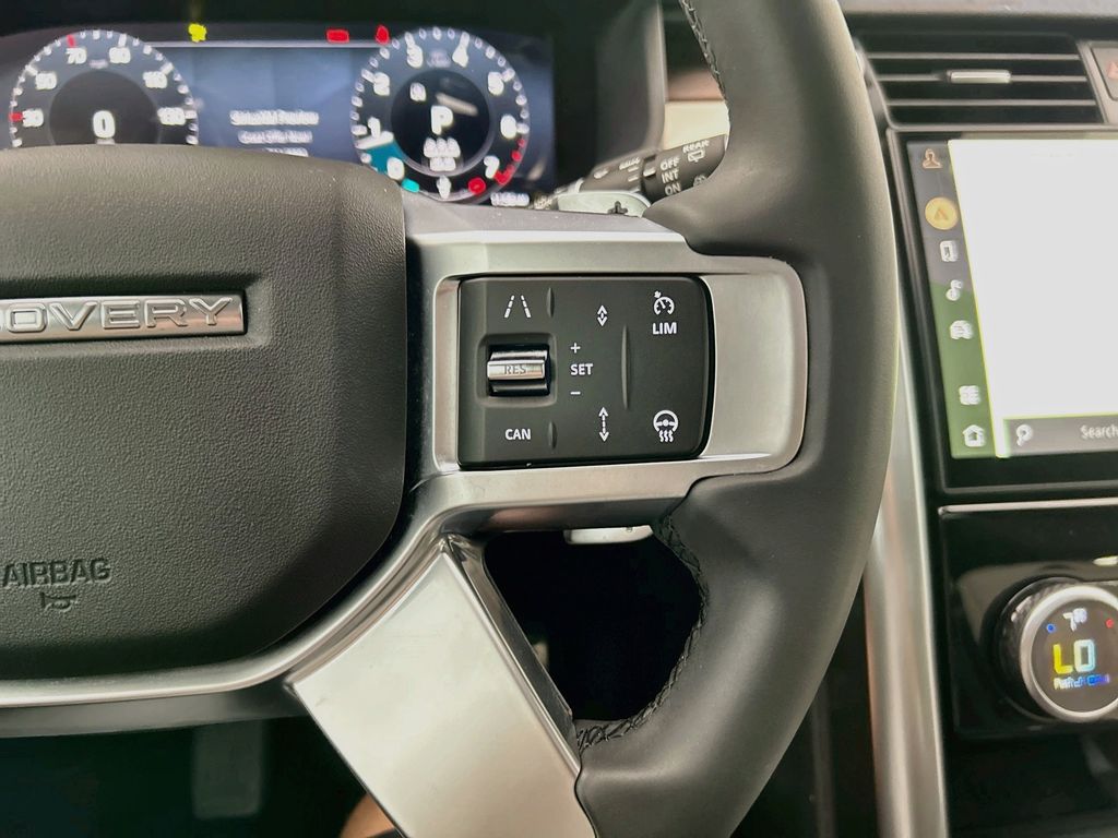 Thumbnail: 2024 Land Rover Discovery - 12