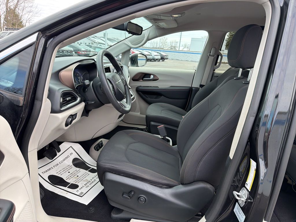 Thumbnail: 2017 Chrysler Pacifica - 16