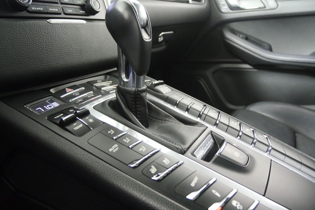 2018 Porsche Macan Turbo 26