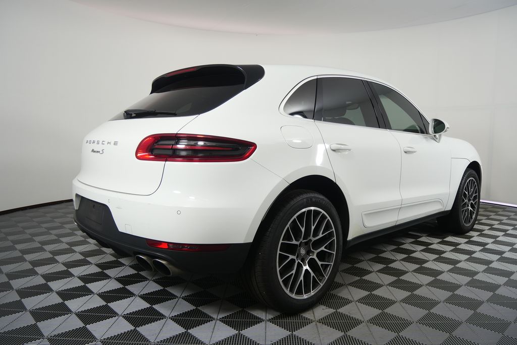 Thumbnail: 2016 Porsche Macan - 3
