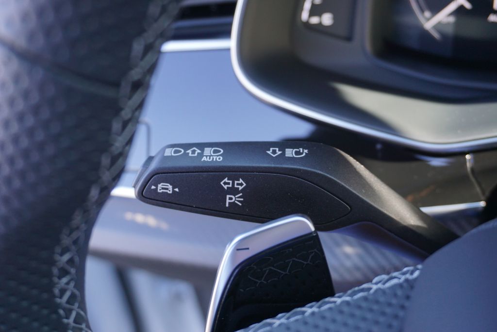 Thumbnail: 2025 Audi RS Q8 - 22