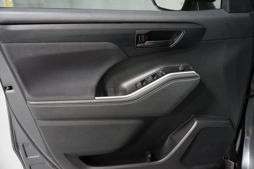 Thumbnail: 2023 Toyota Highlander - 31