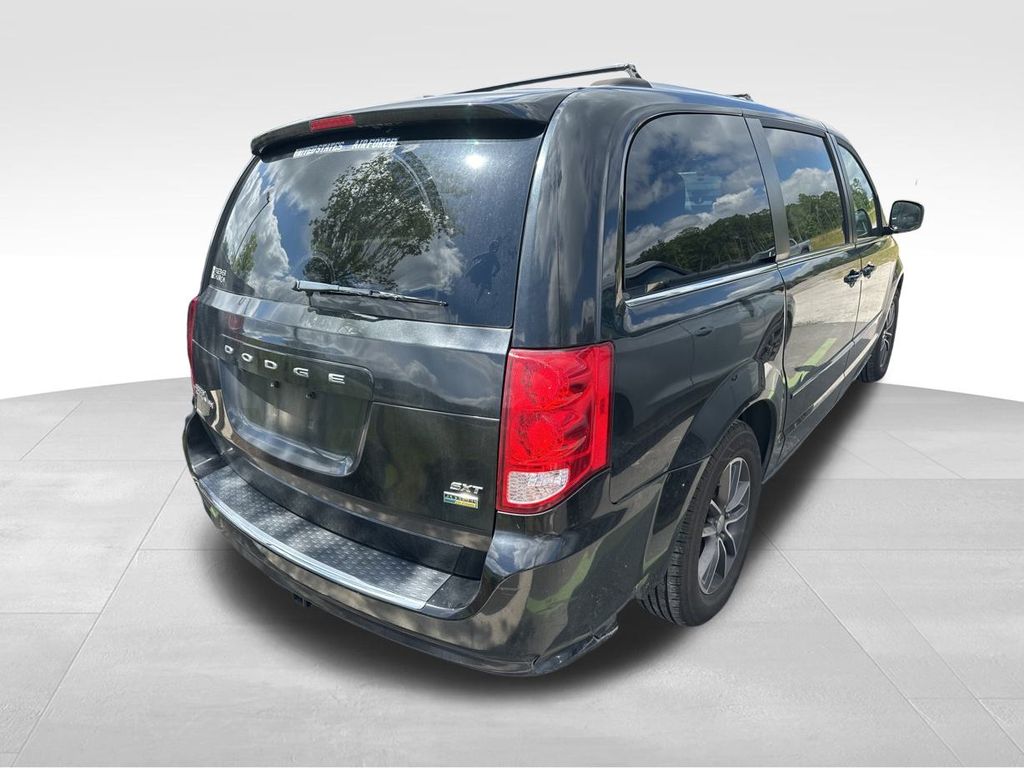 2017 Brilliant Black Crystal Pearlcoat Dodge Grand Caravan SXT FWD Van