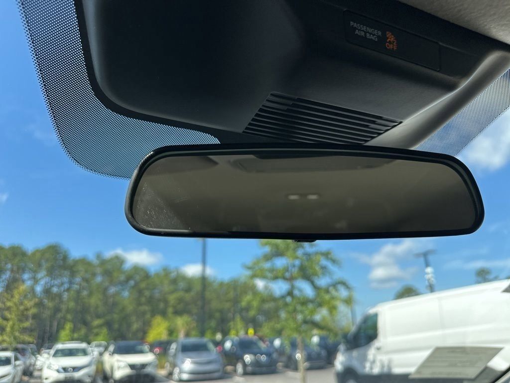 2025 Aspen White Tricoat Nissan Kicks SR FWD SUV
