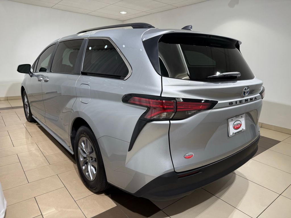 Thumbnail: 2022 Toyota Sienna - 3