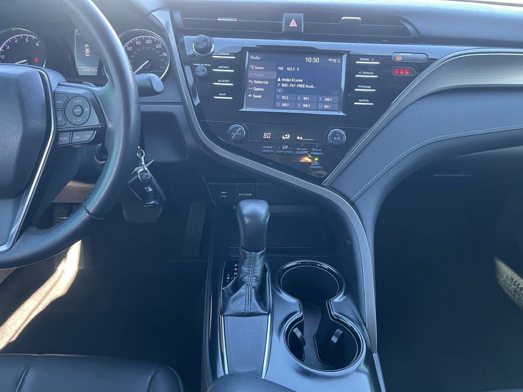 2019 Toyota Camry SE 18