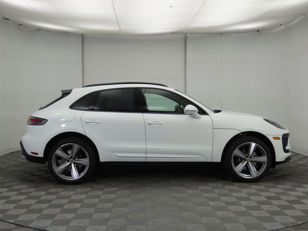 Thumbnail: 2025 Porsche Macan - 8