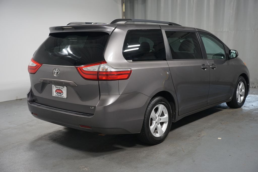 Thumbnail: 2017 Toyota Sienna - 8